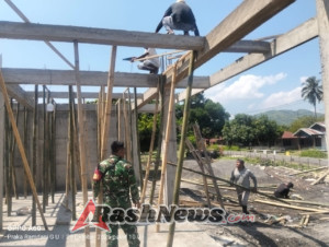 TNI Hadir di Tengah Masyarakat, Babinsa Koramil Maurole Bersinergi Bangun Desa