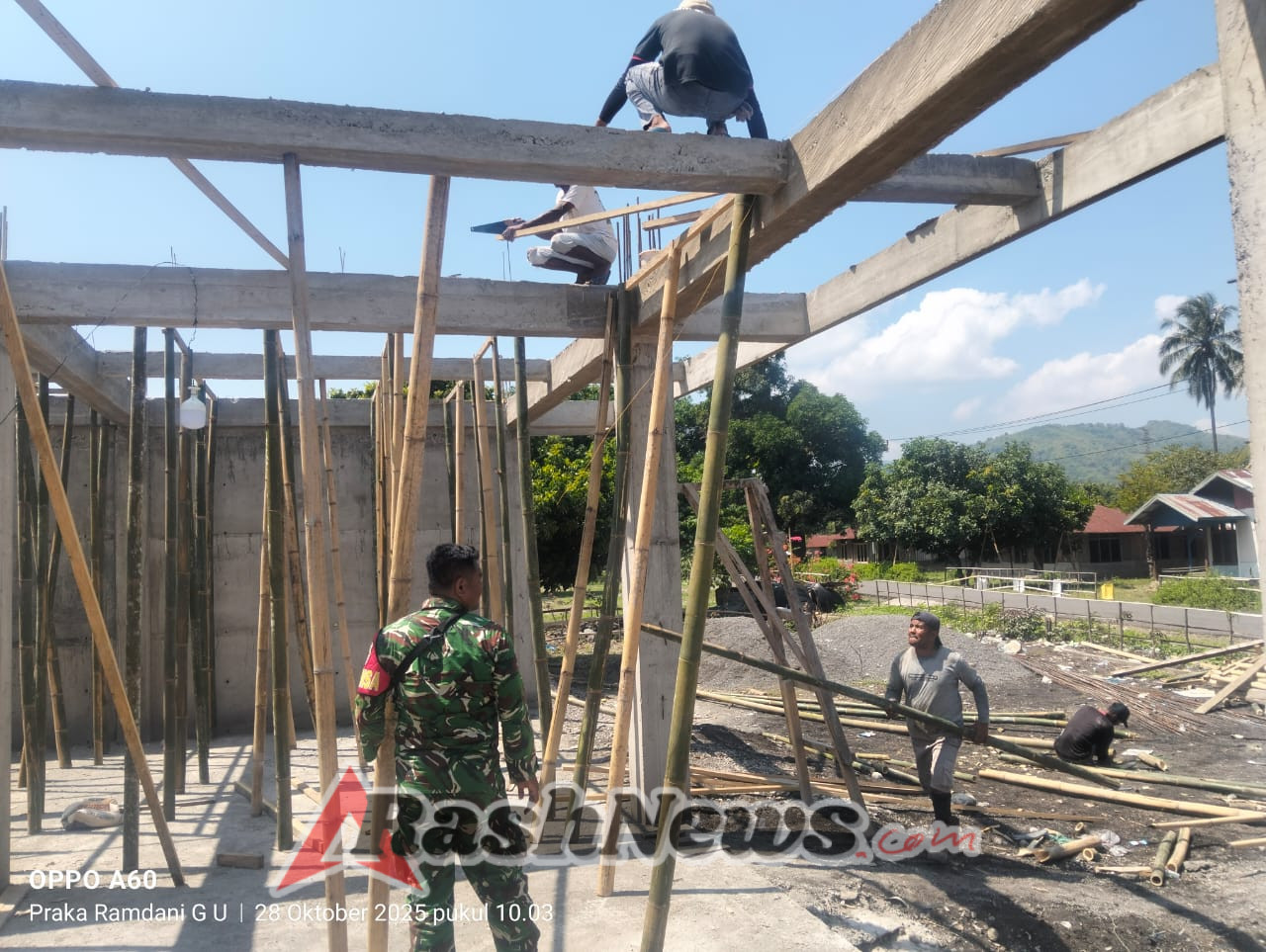 TNI Hadir di Tengah Masyarakat, Babinsa Koramil Maurole Bersinergi Bangun Desa