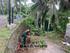 Babinsa Manduang Kampanyekan Pola Hidup Bersih Dan Sehat Melalui Kerja Bhakti Bersih Lingkungan