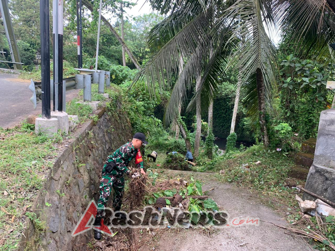 Babinsa Manduang Kampanyekan Pola Hidup Bersih Dan Sehat Melalui Kerja Bhakti Bersih Lingkungan