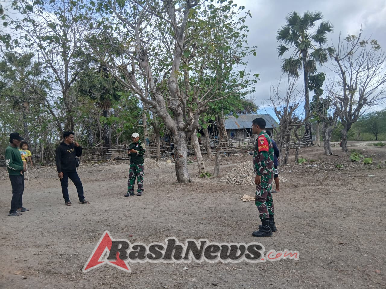 Babinsa dan Pasi Ter Kodim 1627/RN Turun Langsung Ukur Lokasi Pembangunan Koperasi Desa