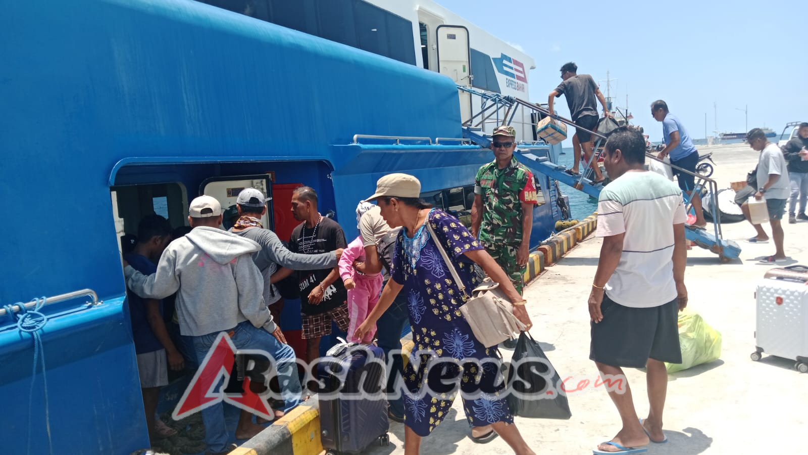 Kodim 1627/Rote Ndao Pastikan Keamanan Arus Penumpang di Pelabuhan Ba’a