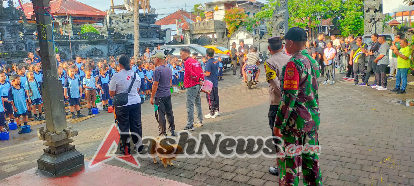 Babinsa Desa Sarimekar Turut Sukseskan Gotong Royong Bersihkan Lingkungan Desa
