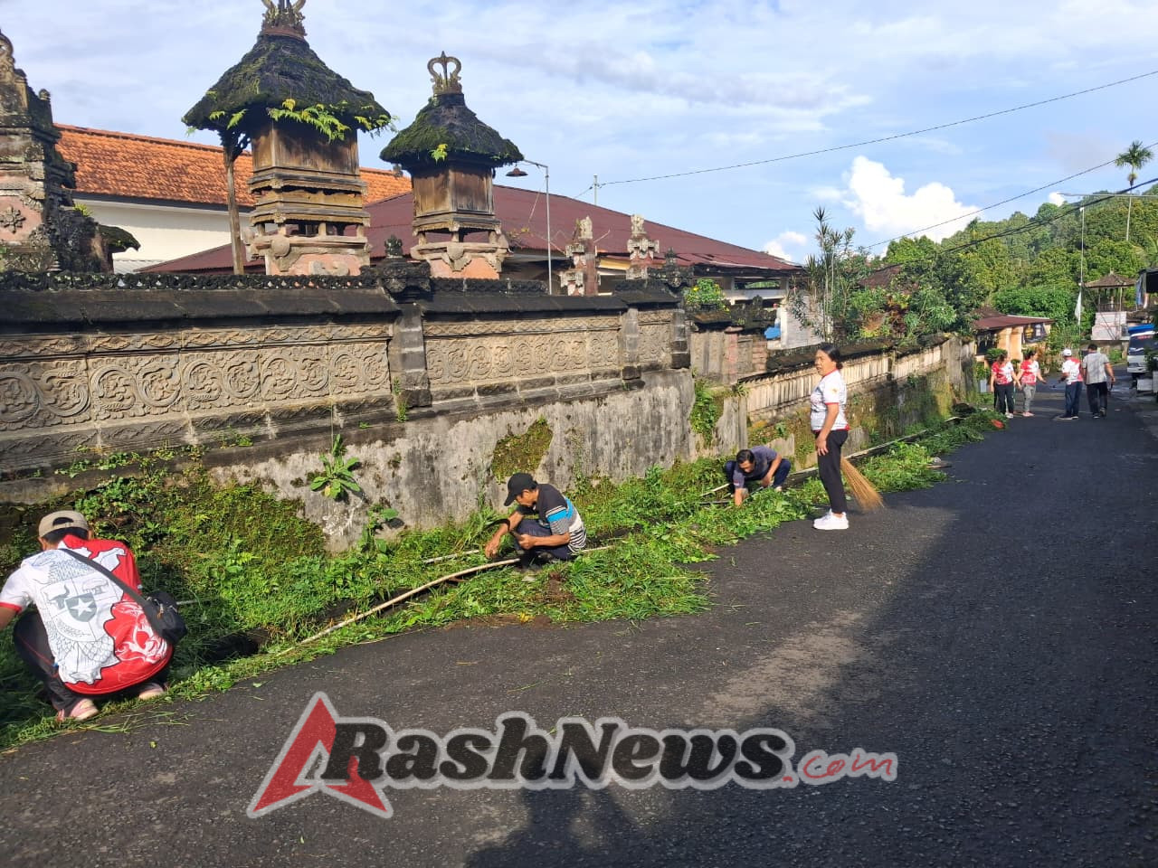Koramil 1609-06/Banjar Dukung Kegiatan Gotong Royong Babinsa Pedawa Demi Lingkungan Sehat dan Asri