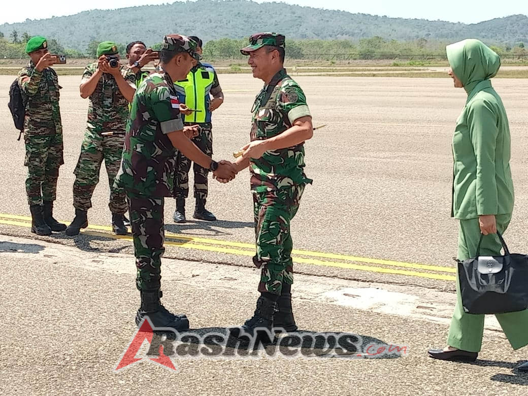 Dandim Belu Sambut Kunjungan Kerja Pangdam IX/Udayana Di Bandara AA Bere Tallo Atambua