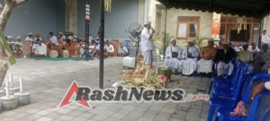 Babinsa Bersama Masyarakat Wujudkan Kebersamaan dalam Upacara Melaspas Desa Tegallinggah