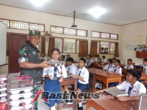 Babinsa Desa Suwug Aktif Dampingi Program MBG untuk Anak Sekolah