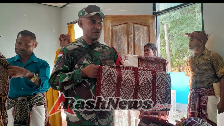 Hadiri Kegiatan Pelelangan Kain Tenun Ikat, Babinsa Serda Petrus Ajak Warga Lestarikan Kearifan Lokal