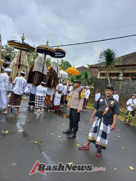 Bhabinkamtibmas Bersama Pecalang Desa Adat Pengamanan Kegiatan Piodalan Di Pura Dalem Desa Adat Rendang