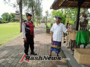 Dialogis Dengan Pengelola DTW Taman Ayun, Samapta Polsek Mengwi Sampaikan Pesan Kamtibmas