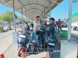 Kehadiran Babinsa Bawa Rasa Aman Bagi Penumpang di Poto Tano