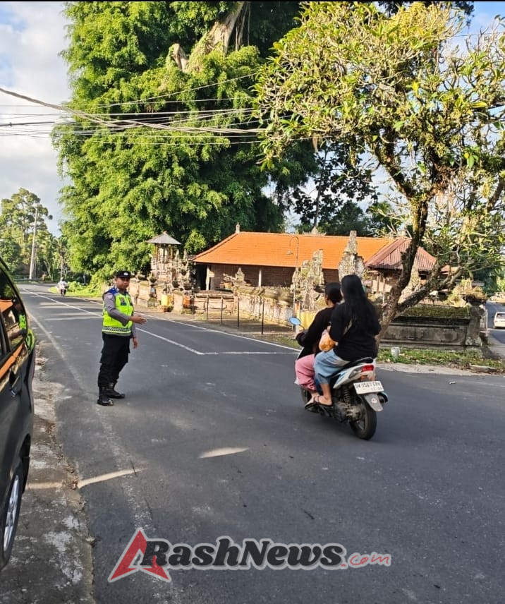 Cegah terjadinya kemacetan dan laka lantas, Personil Polsek Penebel melaksanakan Strong Point pagi