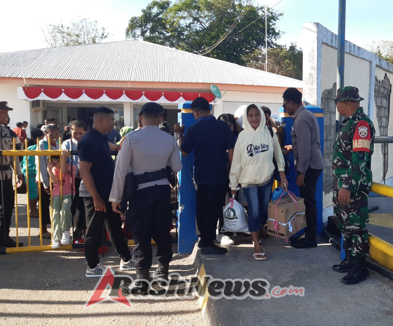 Tugas Piket Babinsa Koramil Pantai Baru: Kawal Keamanan Pelayaran Rote–Kupang
