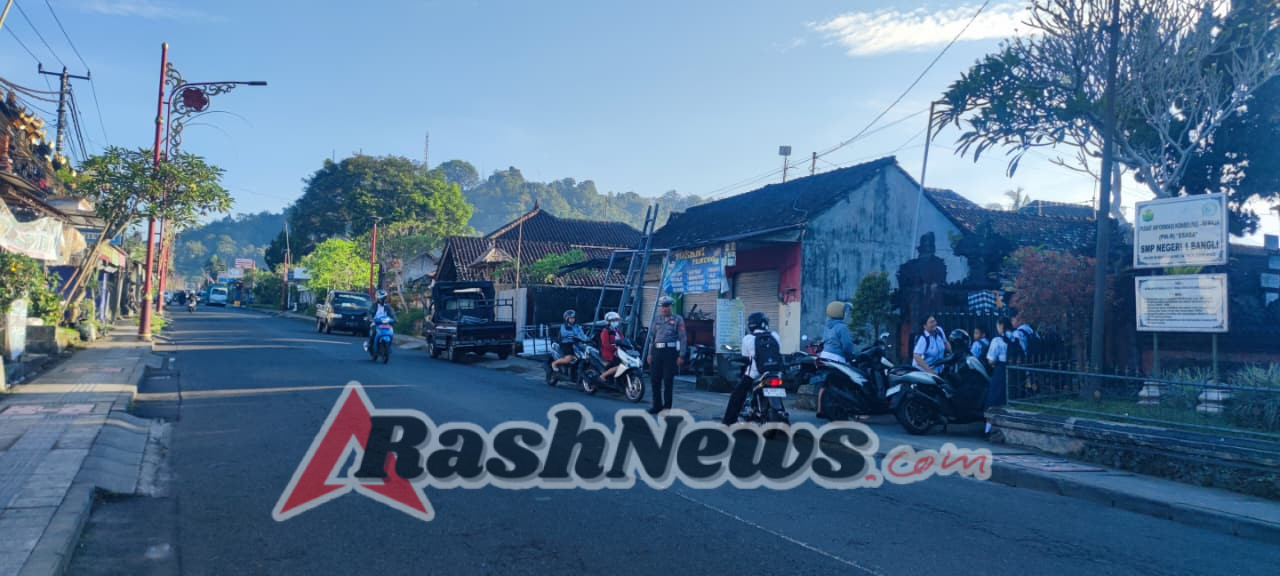 Personil Polsek Bangli Laksanakan Pengaturan Arus Lalulintas di Pagi Hari