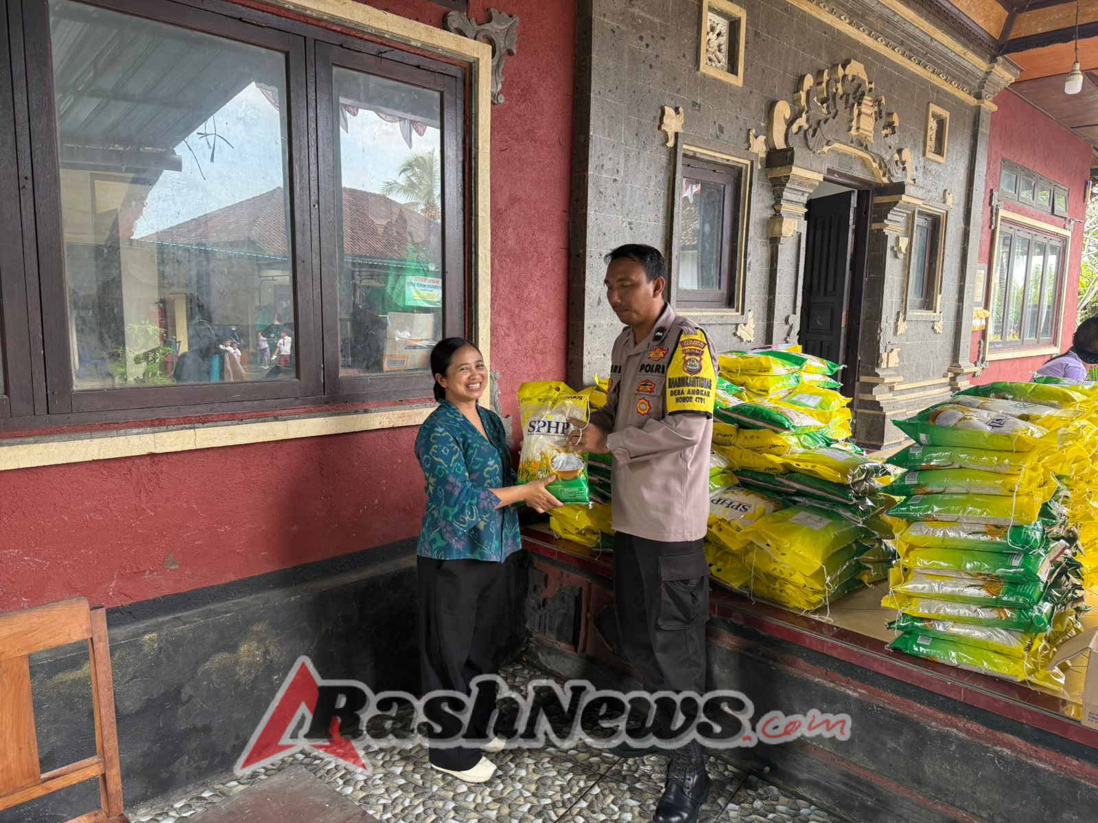 Dalam Rangka Stabilisasi pasokan dan harga pangan Polsek Selbar Salurkan beras Murah untuk warga Desa Angkah