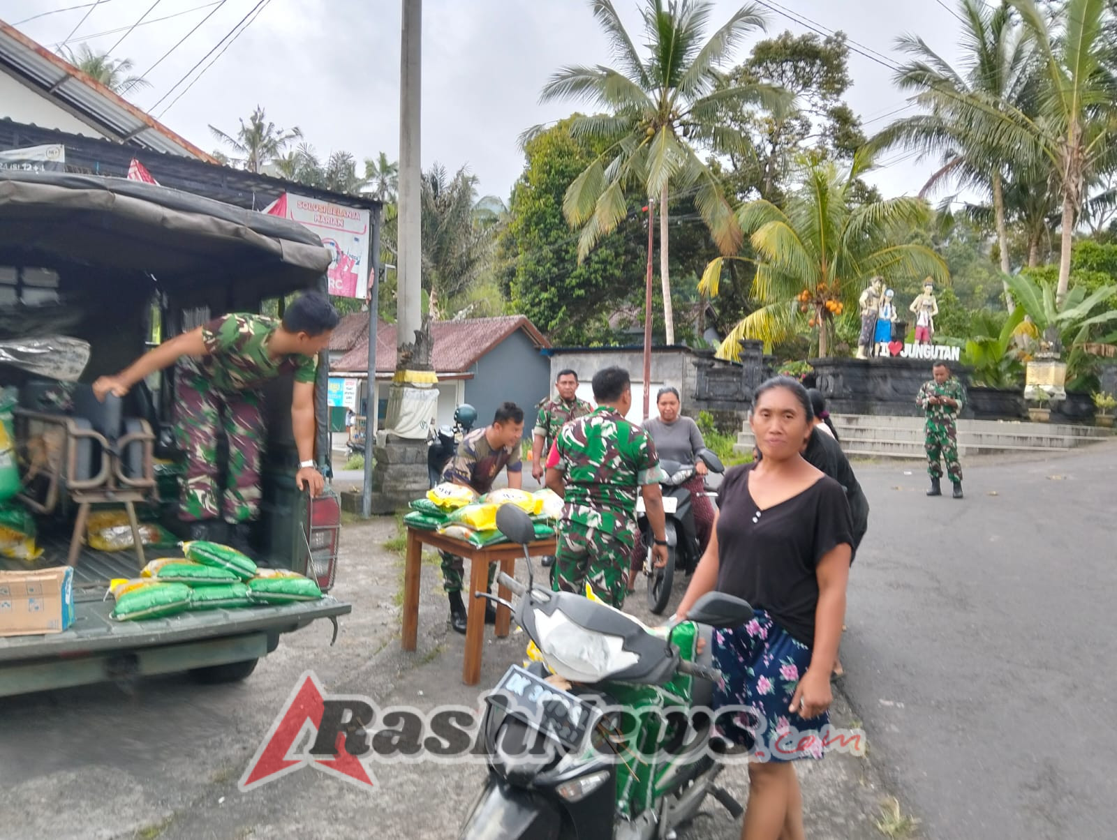 Babinsa 1623-07/Bebandem gelar penjualan beras SPHP di desa-desa dalam rangka HUT TNI ke-80.