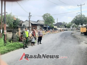 Pengamanan Upacara Keagamaan, Bhabinkamtibmas Pering Atensi Pecaruan Sasih Kapat
