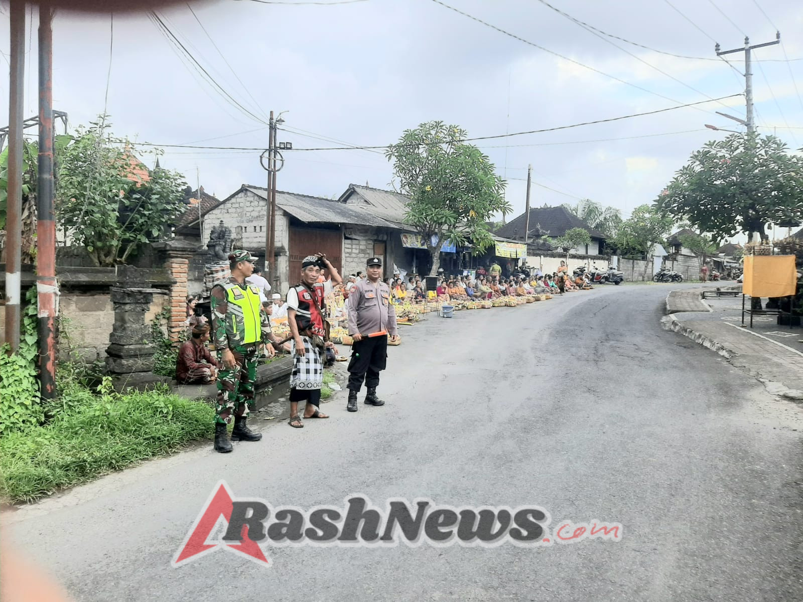 Pengamanan Upacara Keagamaan, Bhabinkamtibmas Pering Atensi Pecaruan Sasih Kapat