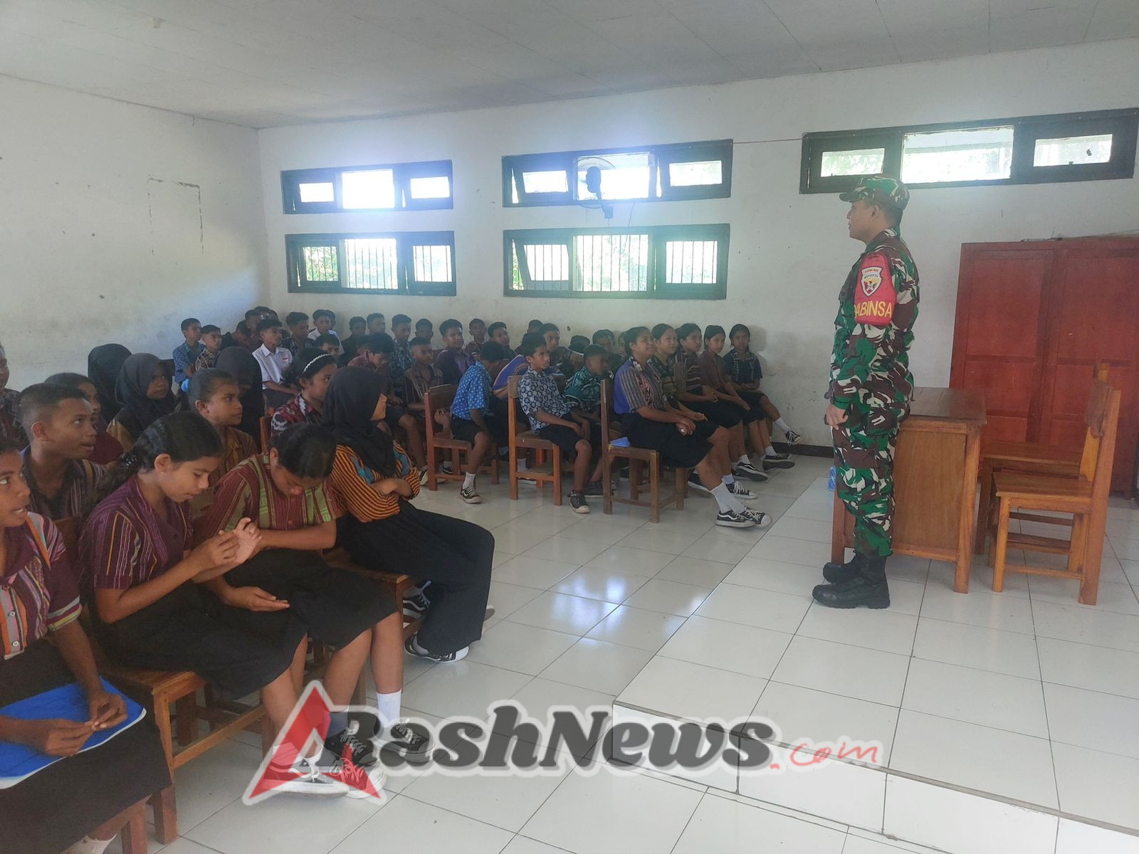 Babinsa Koramil 1624-07/Nagawutung Tekankan Pentingnya Cegah Bullying di Lingkungan Sekolah