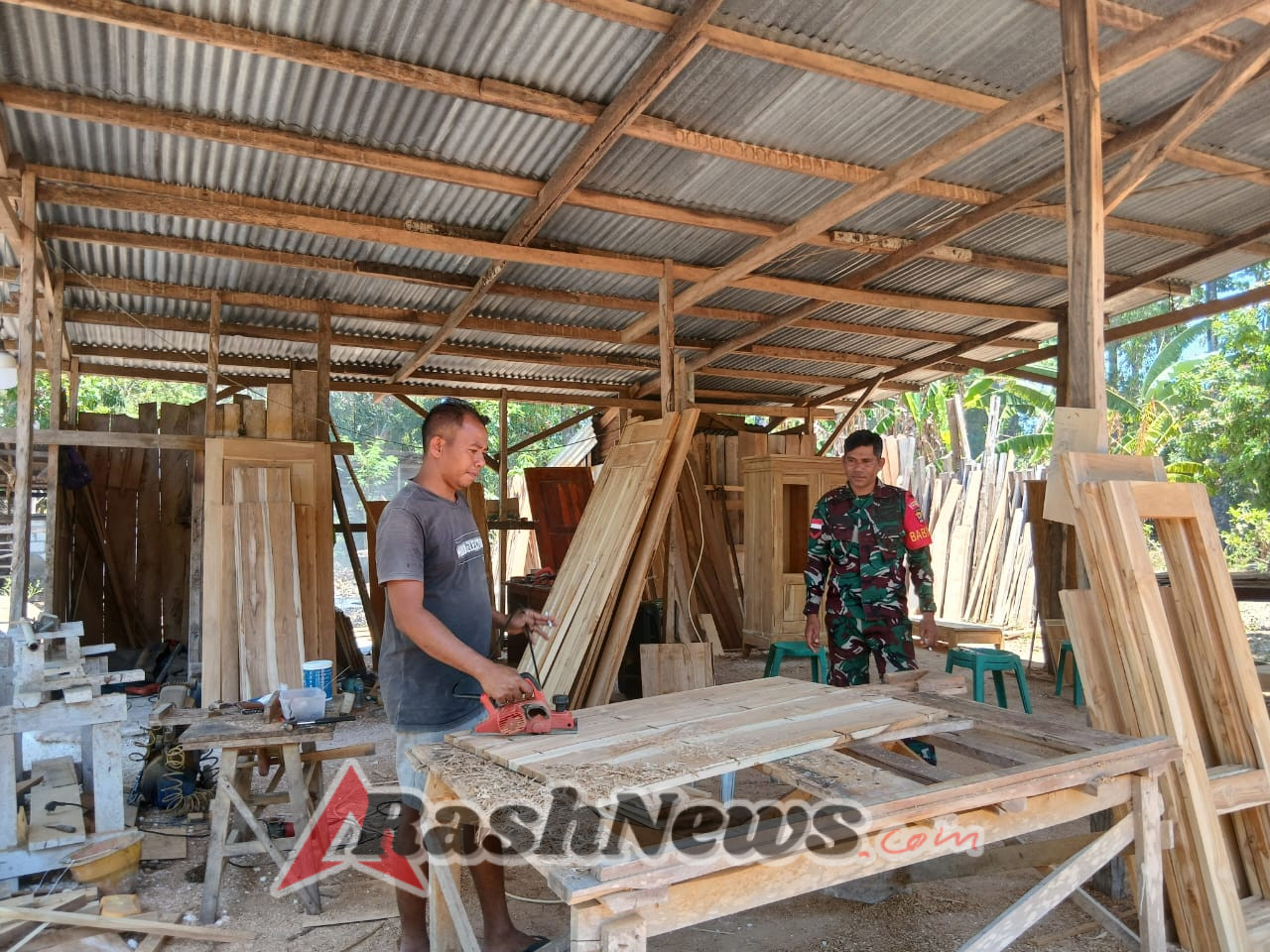 Babinsa Beri Himbauan Keamanan dan Kebersihan Saat Komsos di Desa Netenaen