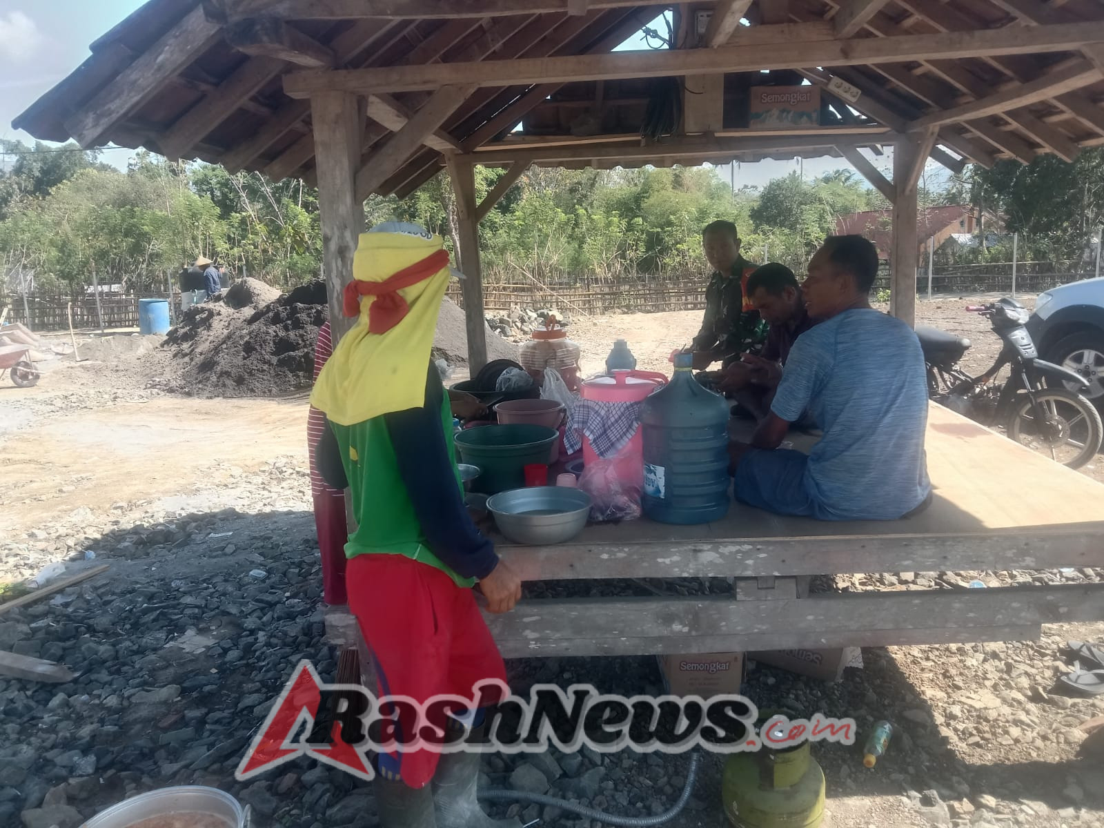 Babinsa Air Suning Aktif Dampingi Warga dalam Rencana Pembangunan Gudang Gabah