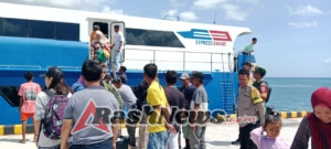 Kapal Expres Bahari 8E Sandar di Pelabuhan Ba’a, Babinsa Lakukan Pengawasan Wilayah