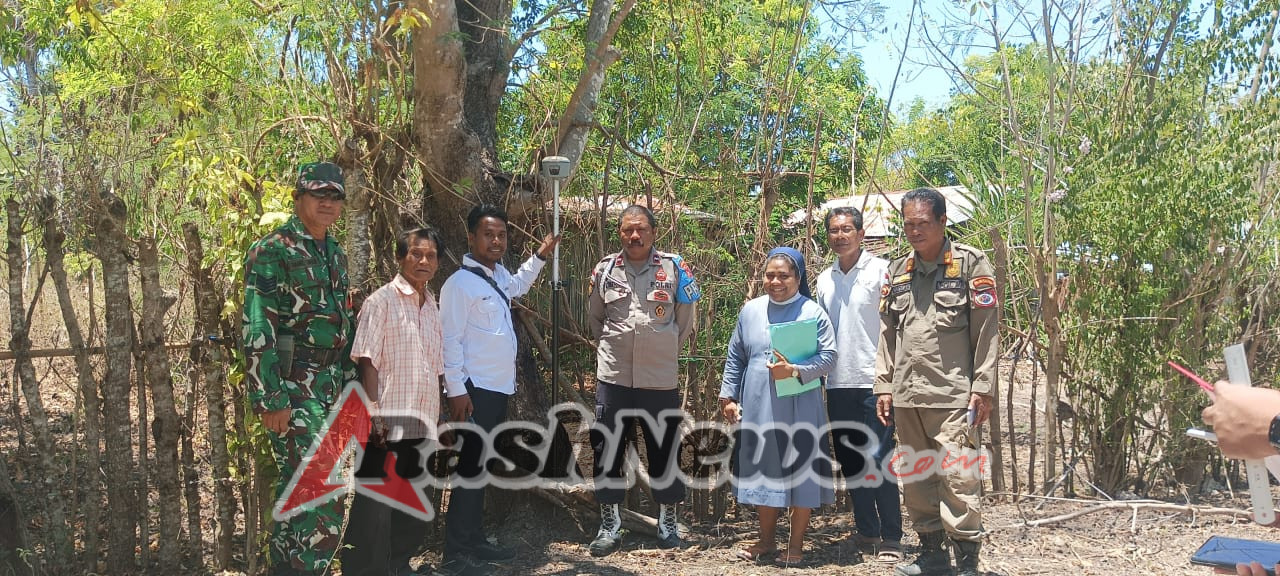 Sinergitas TNI-Polri: Babinsa dan Bhabinkamtibmas Dampingi Warga dalam Pengukuran Tanah