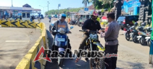 POLSEK KAWASAN PELABUHAN PADANGBAI LAKSANAKAN PEMERIKSAAN KENDARAAN DI PELABUHAN PENYEBERANGAN