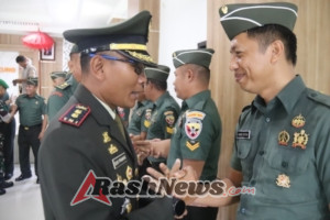 Tanamkan Rasa Cinta Satuan, Tradisi Siraman Air Kembang Warnai Penerimaan Serma Made Pastika Di Kodim Klungkung