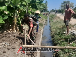 TNI dan Kelompok Tani Kompak Rehabilitasi Tembok Penyangga Saluran Air