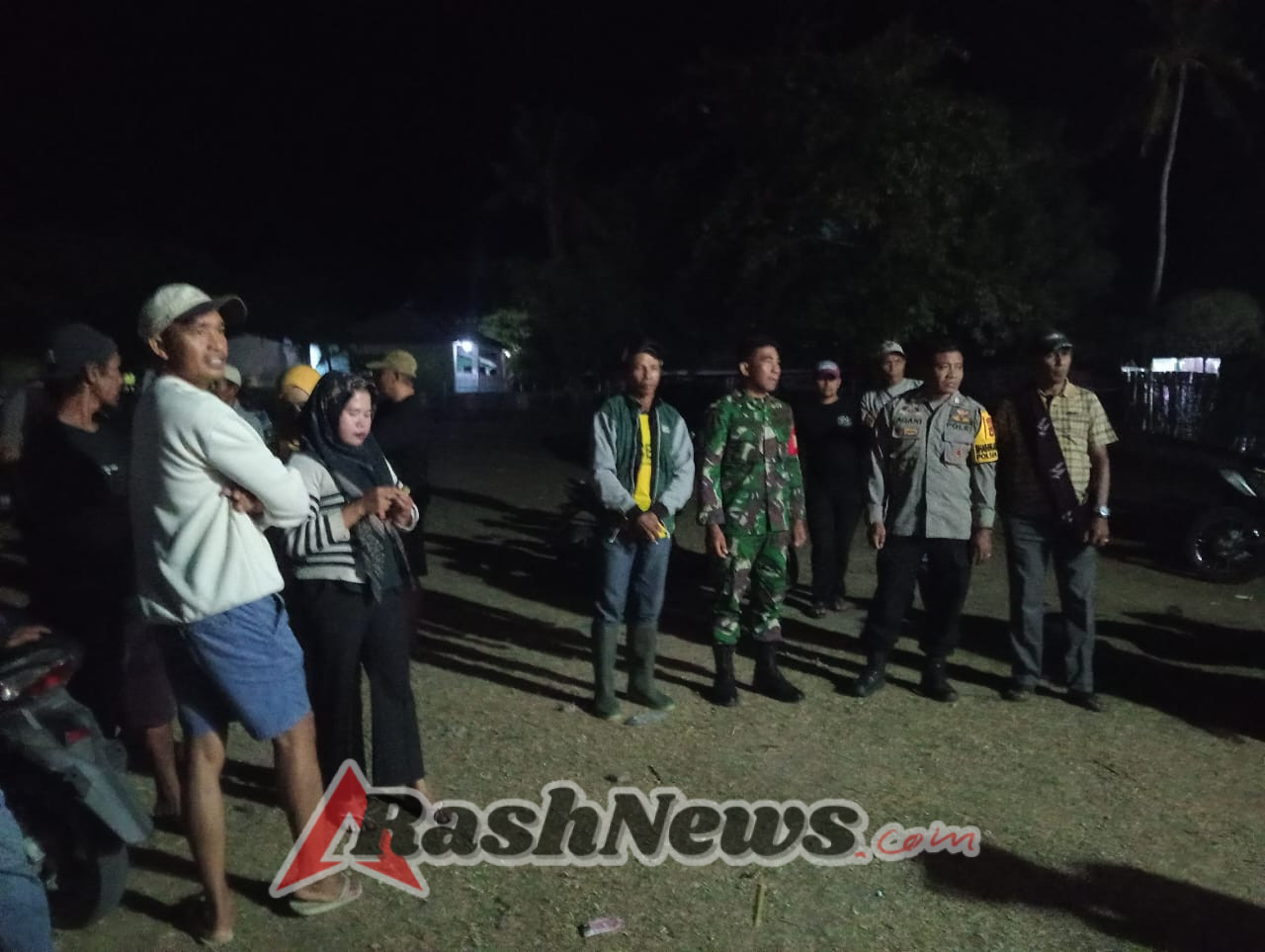 Babinsa Hu’u dan Kepala Desa Sawe Gelar Patroli Malam Jaga Kamtibmas