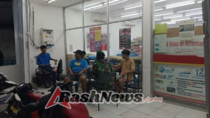 Serda Abdul Azis Himbau Warga Jereweh Jaga Kamtibmas Saat Patroli Malam