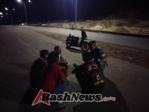 Kehadiran Babinsa di Poto Tano Bikin Malam Lebih Aman dan Nyaman