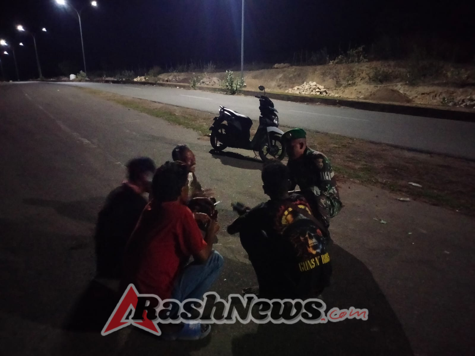 Kehadiran Babinsa di Poto Tano Bikin Malam Lebih Aman dan Nyaman