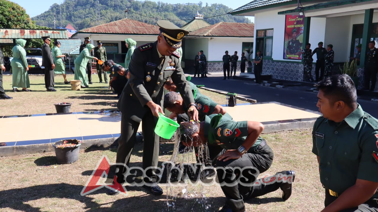 Naik Pangkat Periode 1 Oktober 2025, Anggota Kodim 1625/Ngada Terima Penyematan dan Penyiraman dari Dandim