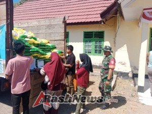 Babinsa Hu’u Dampingi Bulog Gelar Gerakan Pangan Murah