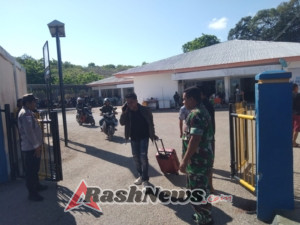 TNI Koramil 1627-02/Pantai Baru Kawal Keamanan Keberangkatan Kapal Tujuan Kupang