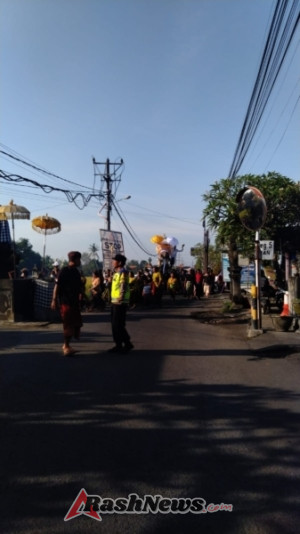 Bhabin Sudimara Amankan Upacara Ngaben di Banjar Cengolo