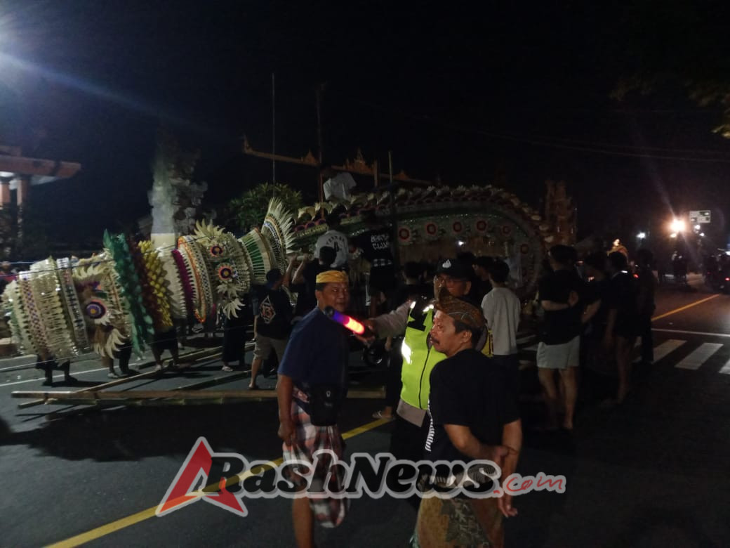 Polsek Mengwi Lakukan Pengamanan Pemasangan Penjor Dalam Rangka Lomba Penjor di Depan Pura Desa Adat Kapal