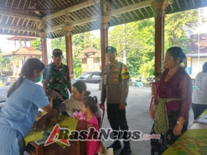 TNI Dekat dengan Rakyat, Babinsa Siangan Ikut Sukseskan Posyandu di Banjar Purnadesa