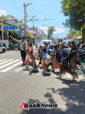 Polisi Sahabat Anak, Anggota Lantas Polres Karangasem Laksanakan Penyebrangan Pelajar SD Negeri 4 Subagan