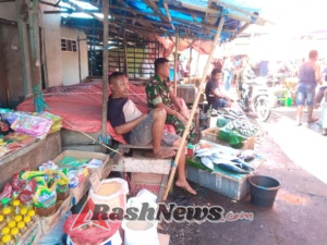 Komsos dan Pamwil Babinsa Koramil Ende Ciptakan Suasana Kondusif di Pasar Mbongawani
