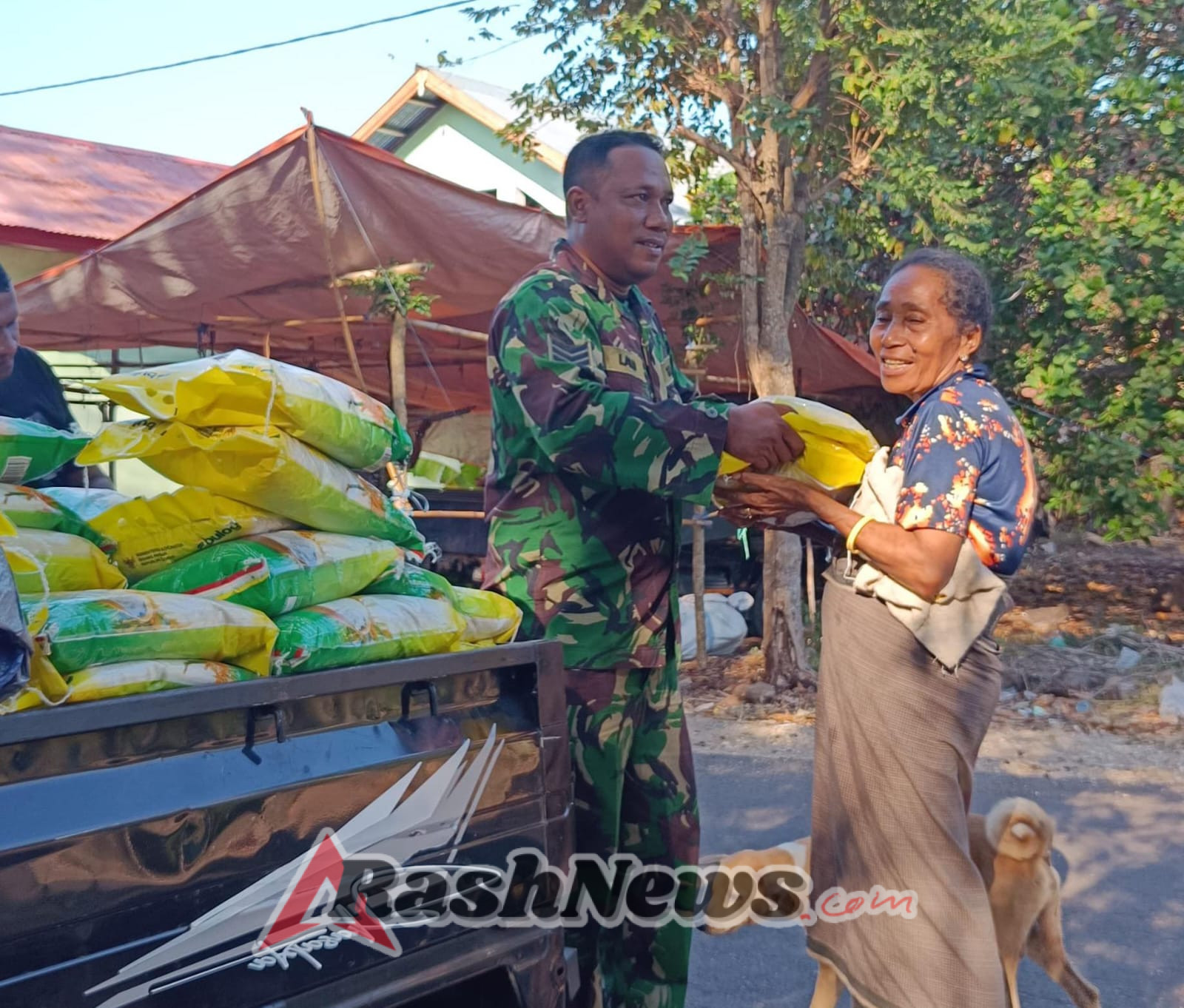 Kodim 1624/Flotim Bersama BULOG Gelar Pangan Murah 2 Ton di Riangpuho