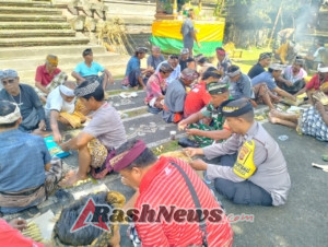 Bhabinkamtibmas dan Babinsa Ngayah Bersama Warga Persiapkan Upacara Adat di Desa Suwat