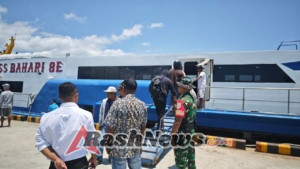 Pemantauan Arus Transportasi Laut, Babinsa Hadir di Pelabuhan Ba’a