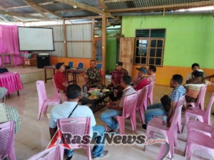 Wujud Kemanunggalan TNI-Rakyat, Babinsa Hadiri Rapat Pembangunan di Desa Wolofeo