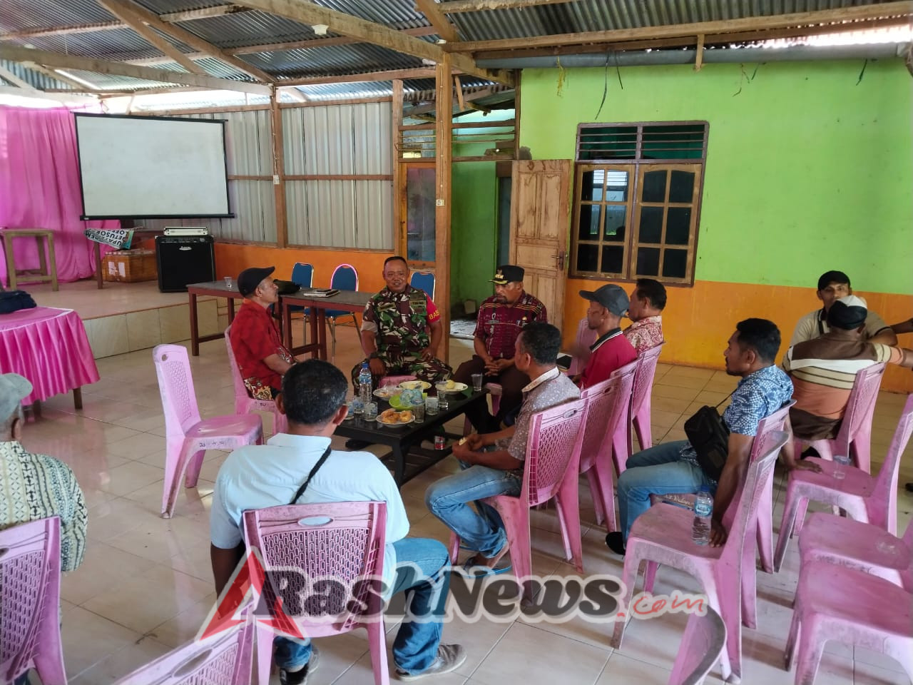 Wujud Kemanunggalan TNI-Rakyat, Babinsa Hadiri Rapat Pembangunan di Desa Wolofeo