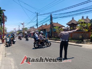 Personil Unit Lantas Polsek Bangli Atensi Bubaran Anak Sekolah, Laksanakan Pengaturan Lalu Lintas di SMPN 1 Bangli