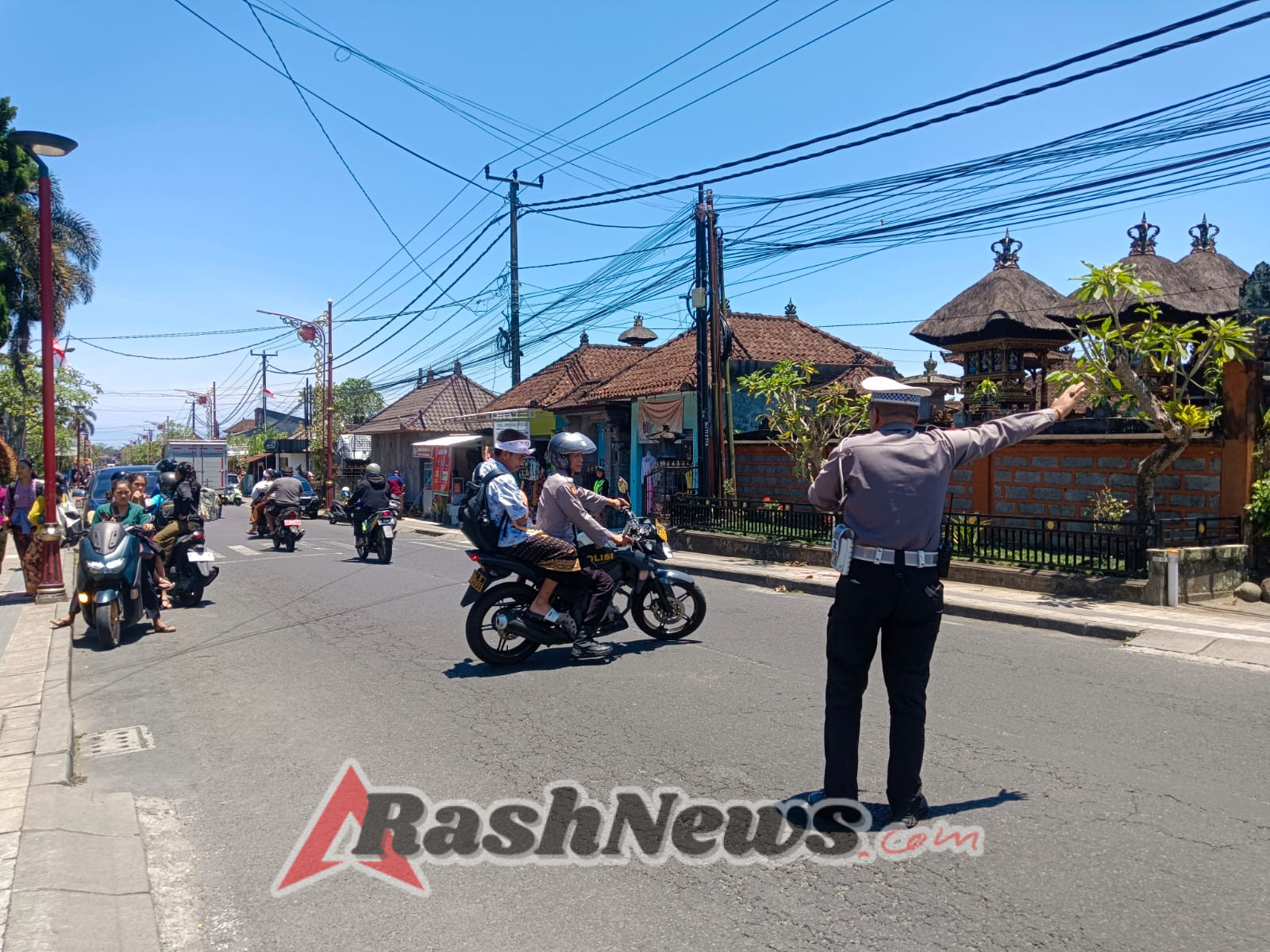 Personil Unit Lantas Polsek Bangli Atensi Bubaran Anak Sekolah, Laksanakan Pengaturan Lalu Lintas di SMPN 1 Bangli