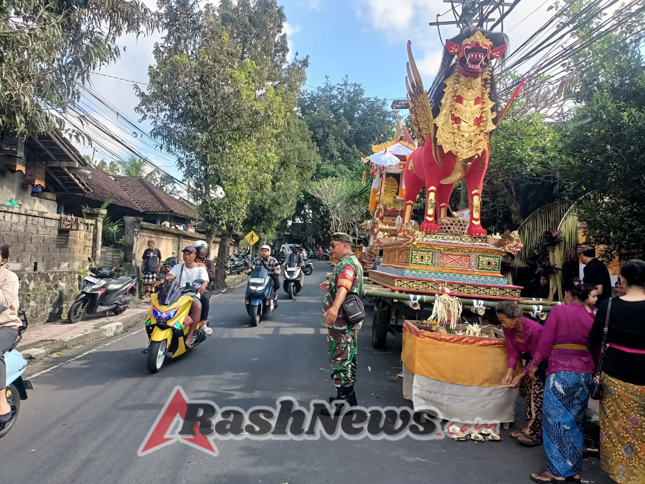 Danramil Ubud Apresiasi Kinerja Babinsa yang Sigap Kawal Upacara Ngaben Warga